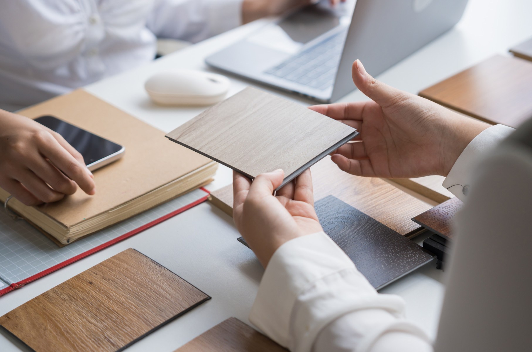 軽鉄から別注家具まで、建築のすべてをノンストップで。